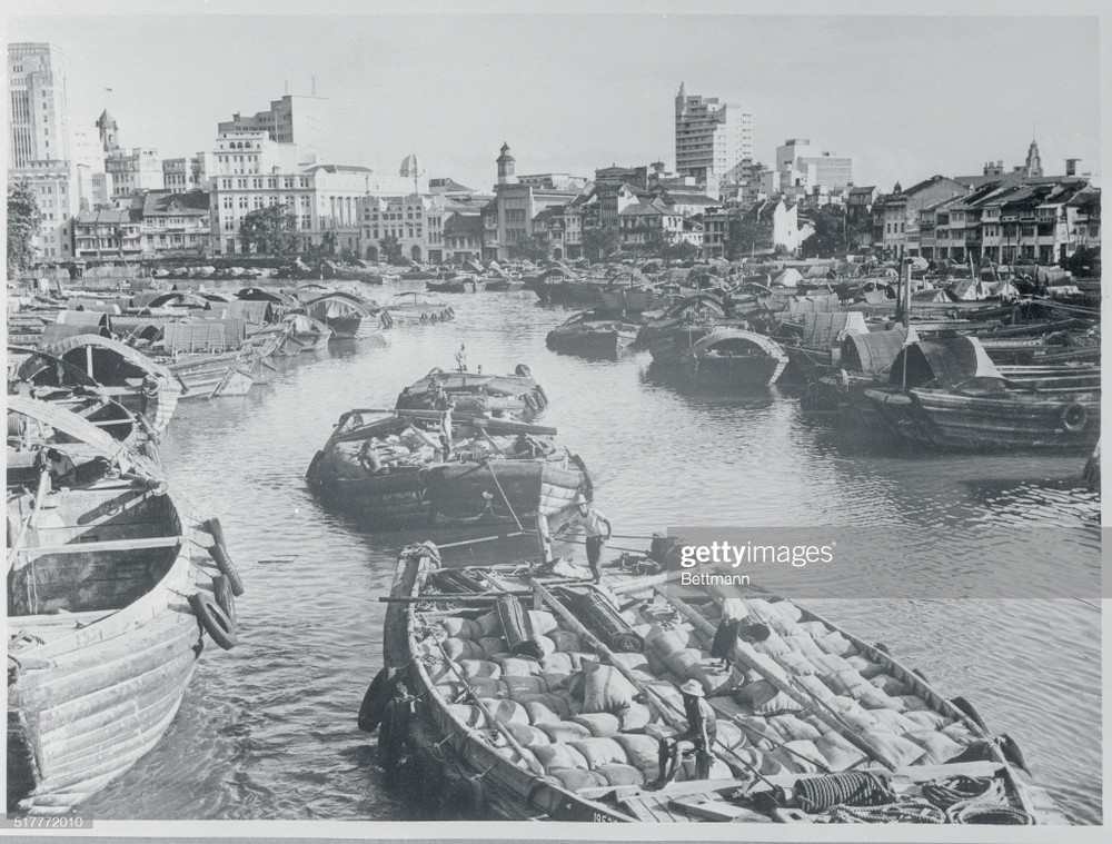 Sà lan chở hàng hóa của người Hoa qua lại tấp nập trên sông  Singapore  thập niên 1960. Đây là dòng sông có tầm quan trọng đặc biệt với nền kinh tế của đảo quốc Sư tử.