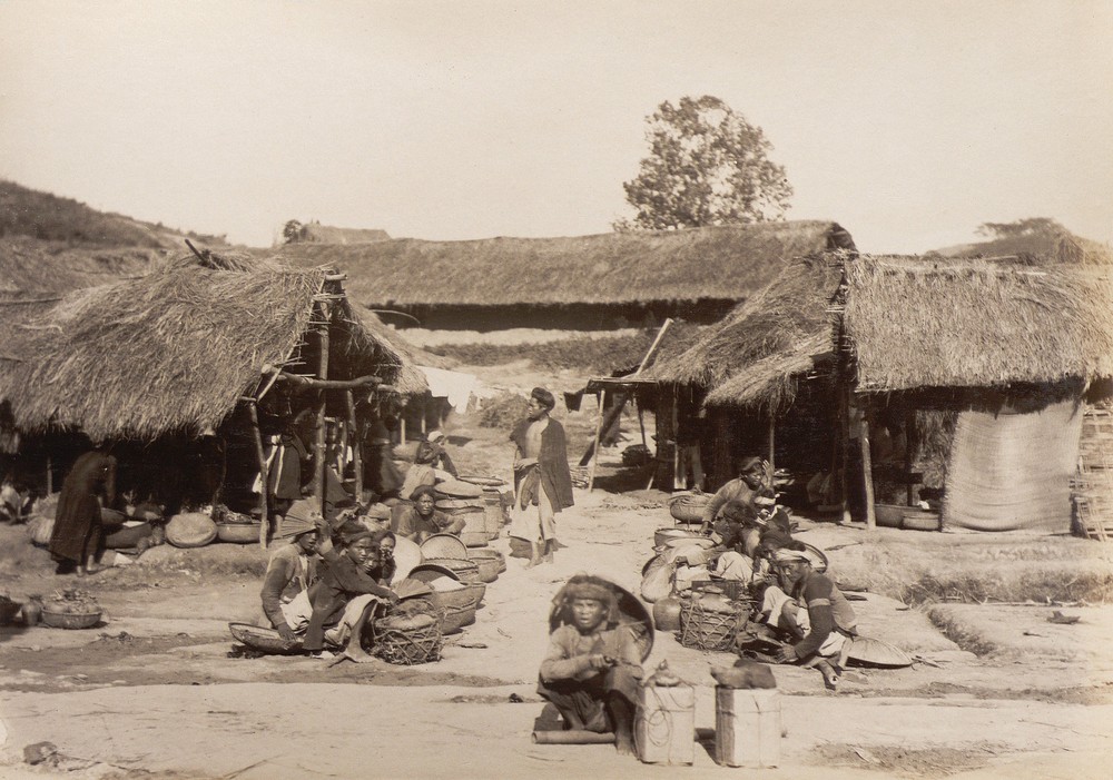 Khung cảnh tại khu  chợ quê thuộc một ngôi làng ở Lạng Sơn, khoảng năm 1890.