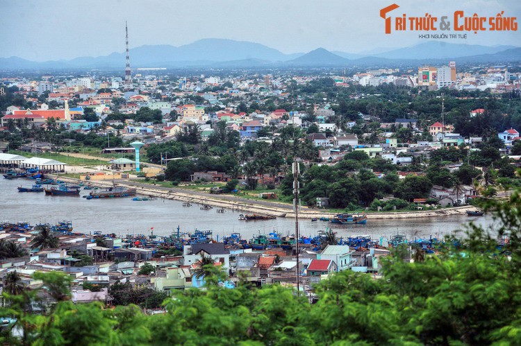 Là thủ phủ của tỉnh Bình Thuận, Phan Thiết là một thành phố du lịch nổi tiếng của khu vực Nam Trung Bộ. Xung quanh tên gọi Phan Thiết có nhiều cách lý giải khác nhau. Ảnh: Thành phố Phan Thiết nhìn từ đồi Bà Nài.