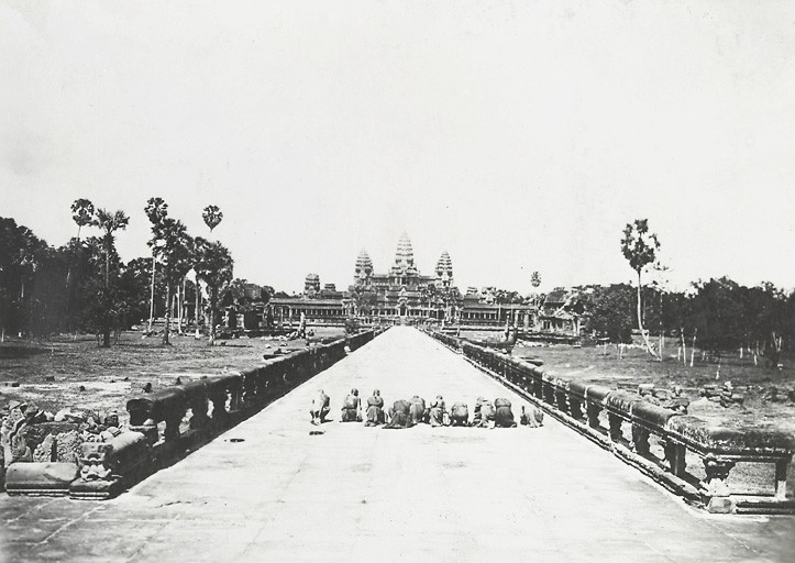 Khu đền tháp  Angkor Wat nhìn từ lối vào chính, Campuchia thập niên 1920. Ảnh: Siemreap.net.