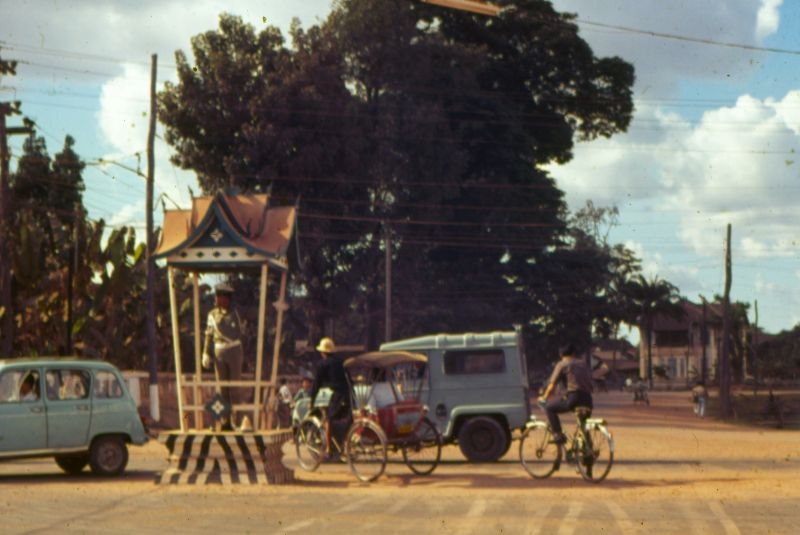 Khung cảnh tại một ngã tư ở thủ đô Viêng Chăn,  Lào thập niên 1960.