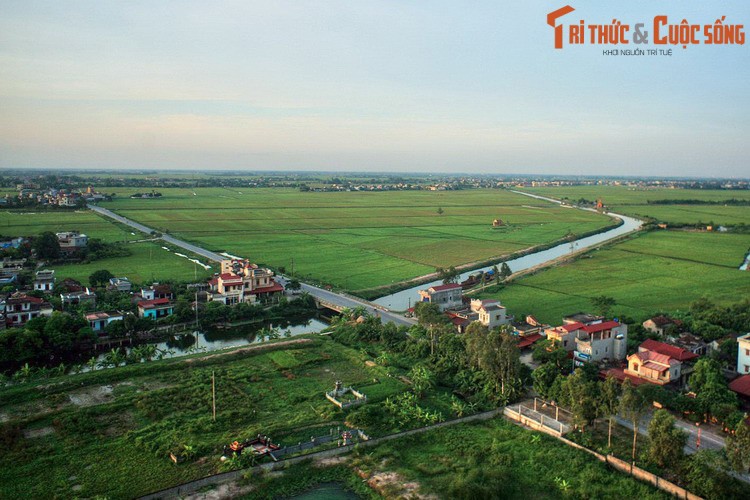 Nằm ở phía Nam đồng bằng Sông Hồng, tỉnh Nam Định là một vùng đất có bề dày văn hiến lâu đời, quê hương của nhiều nhân vật lỗi lạc trong lịch sử Việt Nam như Tổng Bí thư Trường Chinh, Trạng nguyên Lương Thế Vinh, các nhà thơ Nguyễn Khuyến, Tú Xương... Ảnh: Cảnh đồng quê ở Vụ Bản, Nam Định.