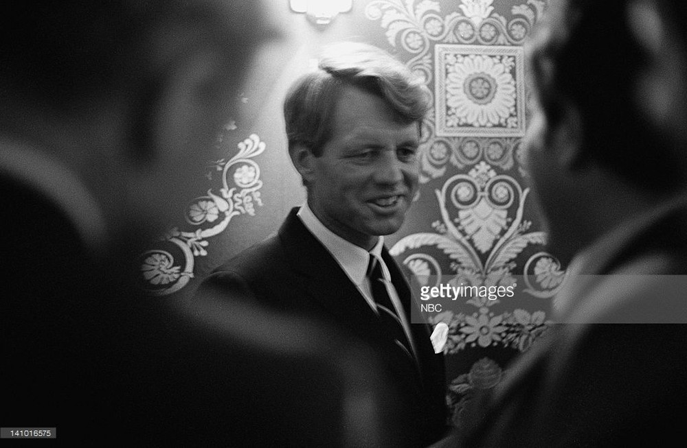 Vào năm 1968,  Thượng nghị sĩ Robert Kennedy – em ruột cố Tổng thống Mỹ John F. Kennedy – ngày càng thể hiện quan điểm phản chiến mạnh mẽ. Ông đã quyết định đối đầu với đương kim Tổng thống Lyndon Johnson, người cùng đảng Dân chủ khi kỳ bầu cử Tổng thống tới gần.