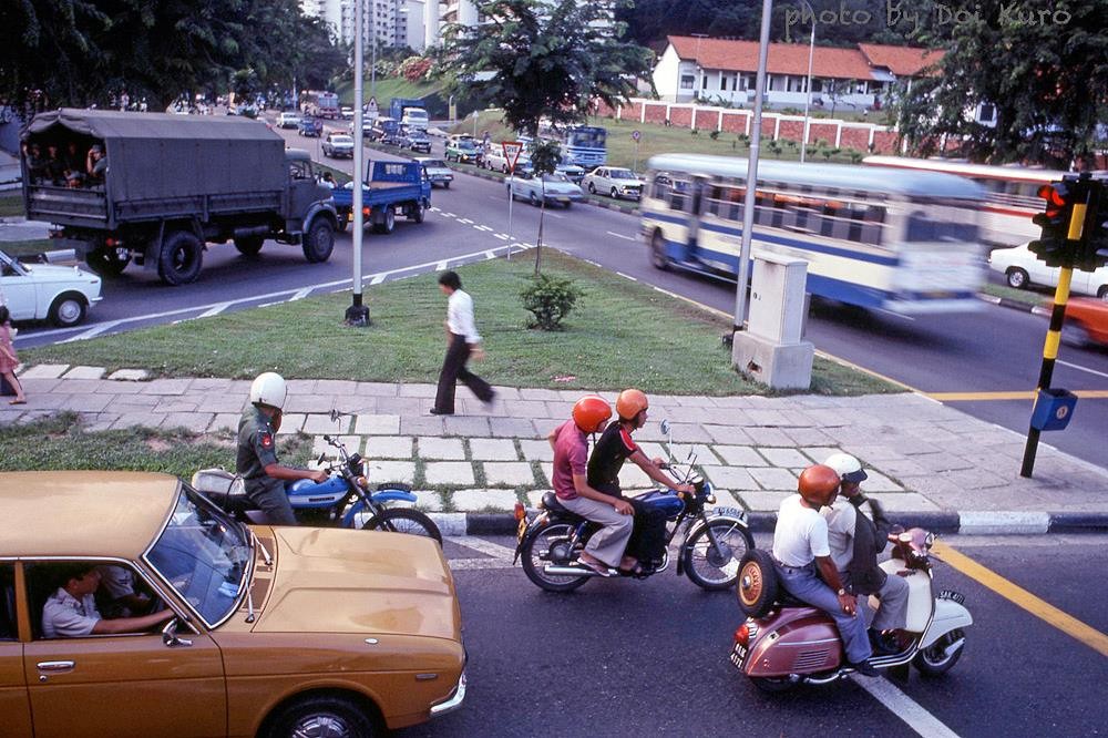 Người tham gia giao thông chờ đèn đỏ tại một ngã tư ở  Singapore năm 1979. Ảnh: Doikuro.exblog.jp.