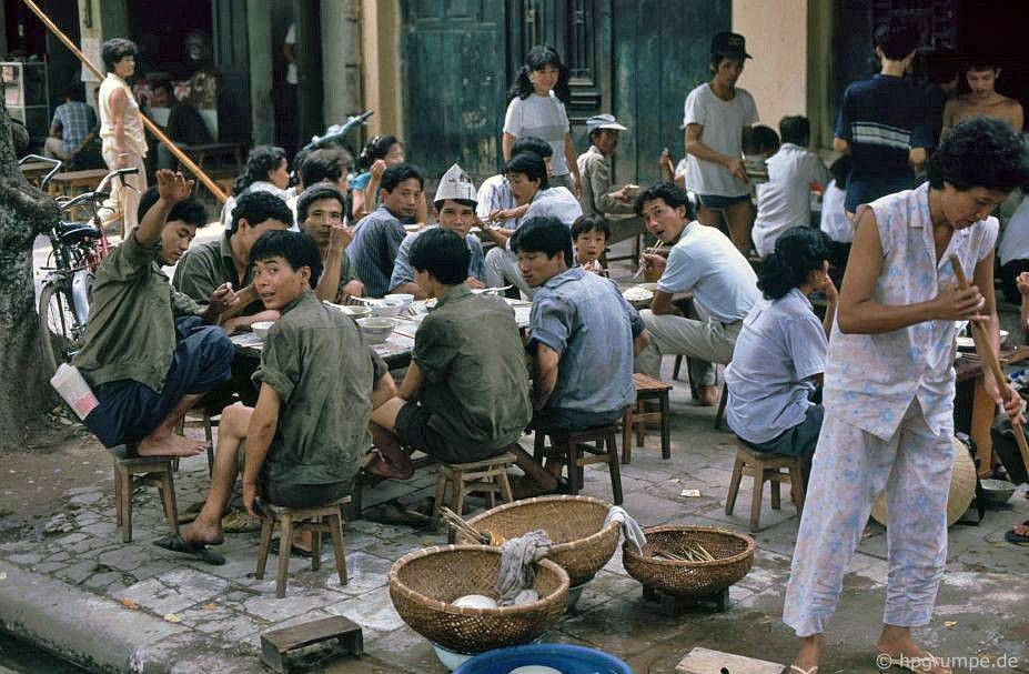 Một quán nhậu ở  Hà Nội năm 1991. “Nơi đây có món máu lợn tươi ăn với ruột cắt nhỏ, rau thơm và đậu phộng dành cho bữa sáng”, nhiếp ảnh gia Hans-Peter Grumpe cho hay. Ảnh: Hans-Peter Grumpe / Hpgrumpe.de.