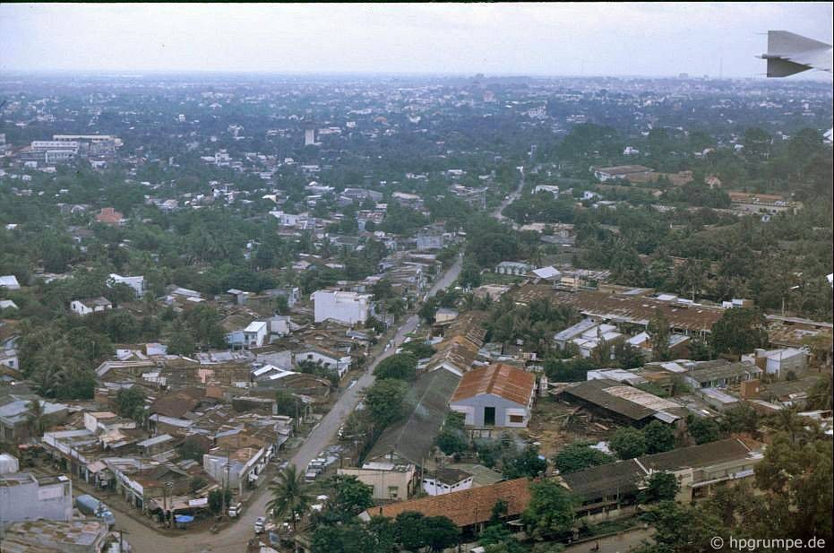 Khung cảnh nhìn từ máy bay ngay trước khi hạ cánh xuống sân bay Tân Sơn Nhất,  TP Hồ Chí Minh năm 1991. Dễ nhận thấy, khu vực quanh sân bay Tân Sơn Nhất 20 năm trước còn nhiều cây xanh, nhà cửa thưa thớt và "lụp xụp" hơn nhiều so với hiện tại.