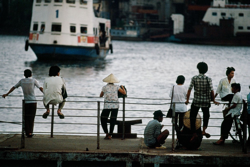 Trên bến Bạch Đằng,  TP HCM những năm 1990. Ảnh: Catherine Karnow.