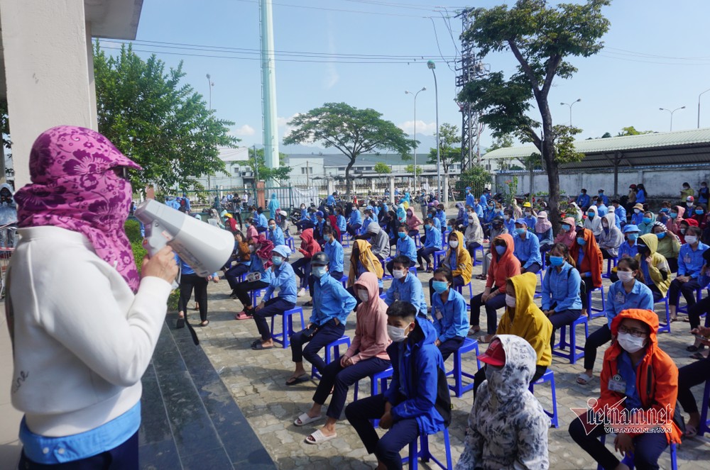 Theo tìm hiểu, Công ty TNHH Điện tử Việt Hoa có hơn 4.500 công nhân. Trước đó, tối 14/7, sau khi ghi nhận ca dương tính đầu tiên, ngành y tế đã lấy mẫu hơn 1.500 người có mặt tại công ty. (Người lao động của Công ty TNHH điện tử Việt Hoa xếp hàng chờ đến lượt lấy mẫu xét nghiệm)