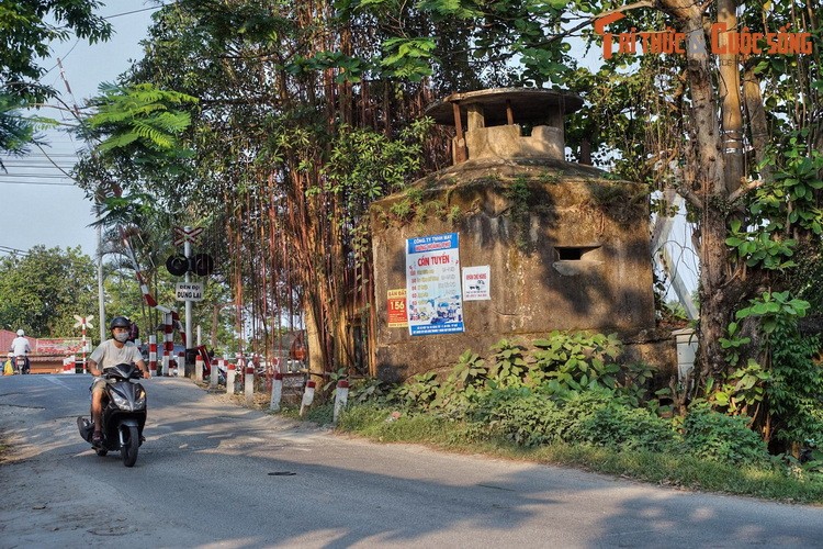 Bên đường Lý Nam Đế, cạnh đầu phía Bắc cầu đường sắt An Hòa của thành phố Huế có một hệ thống  lô cốt bỏ hoang bị cây cỏ dại bao phủ. Đây là một chứng tích lịch sử về những tháng ngày khói lửa của Cố đô Huế.