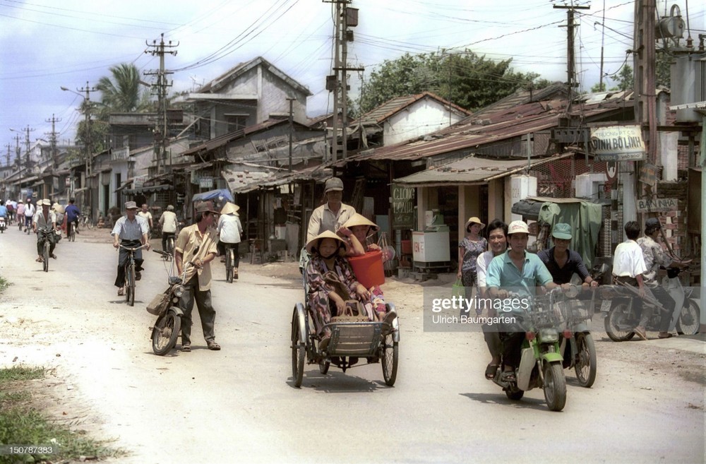 Khung cảnh trên đường ven sông Hàn, gần cảng Đà Nẵng, thành phố  Đà Nẵng năm 1994. Ảnh: Ulrich Baumgarten/ Getty Images.