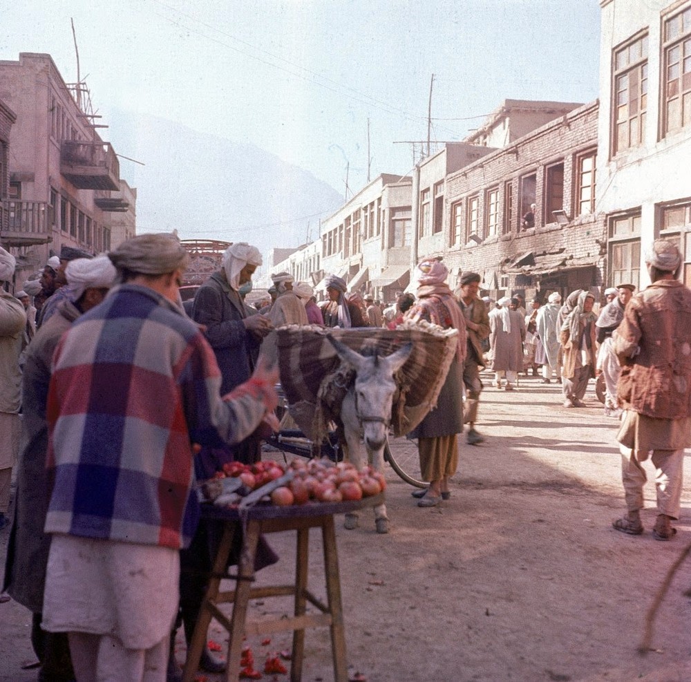 Khung cảnh nhộn nhịp trên đường phố ở  thủ đô Afghanistan, thành phố Kabul thập niên 1960. Ảnh: Henry S. Bradsher &amp; Henry Burroughs / Associated Press.