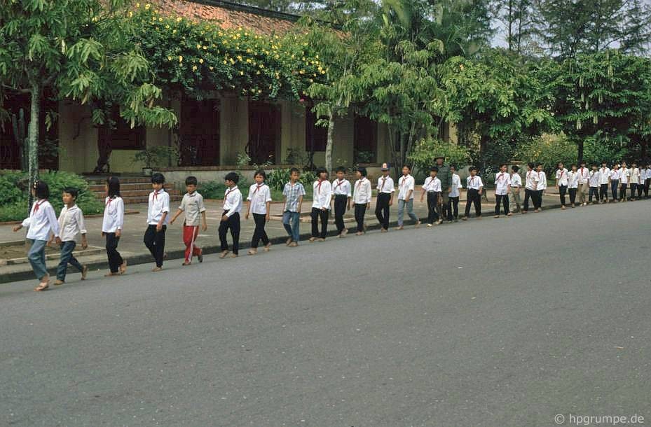 Các em học sinh di chuyển theo hàng ở khu vực quảng trường Ba Đình để vào viếng lăng Bác Hồ, Hà Nội năm 1991. Ảnh: Hans-peter Grumpe / Hpgrumpe.de.