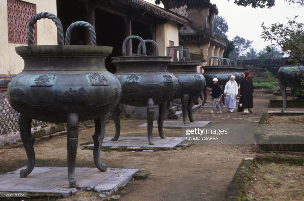 Cửu Đỉnh ở Hoàng thành Huế,  Việt Nam đầu thập niên 1990. Ảnh: Christian Sappa/ Getty.