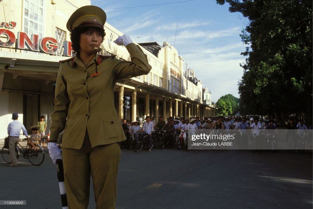 Nữ chiến sĩ cảnh sát giao thông làm nhiệm vụ tại ngã tư Tràng Tiền - Đinh Tiên Hoàng, khu vực bờ hồ Hoàn Kiếm,  Hà Nội năm 1994. Ảnh: Jean-Claude Labbe/ Getty Images.