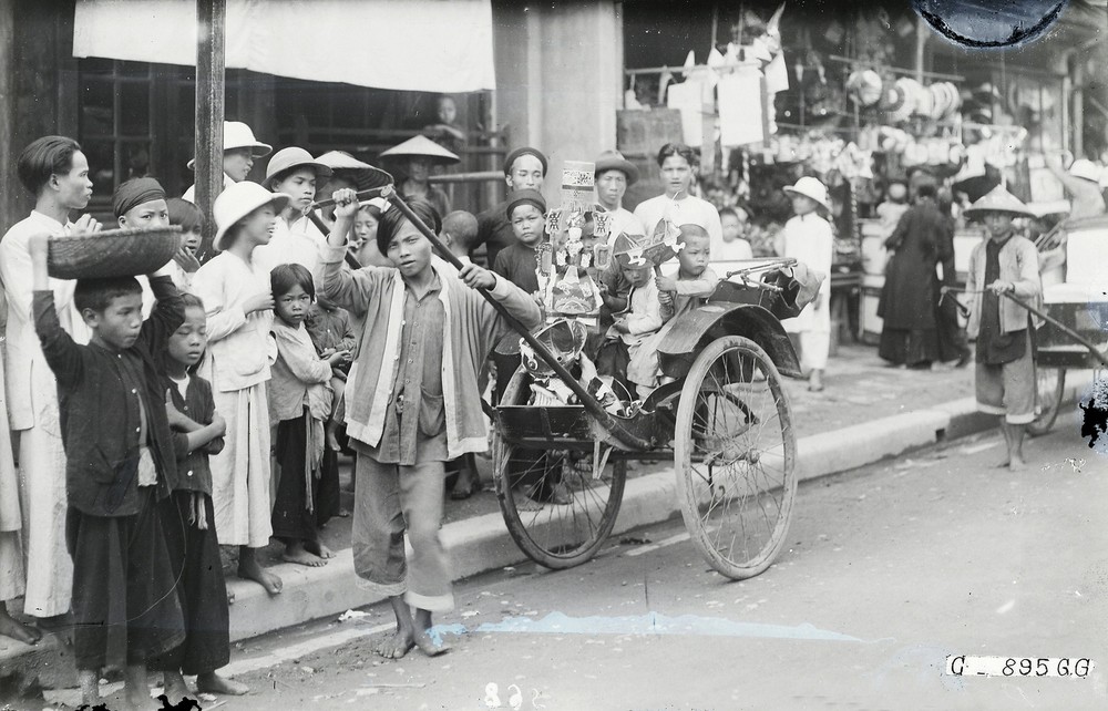 Bầu không khí  Tết Trung thu rộn ràng trên phố Hàng Gai, Hà Nội năm 1926.