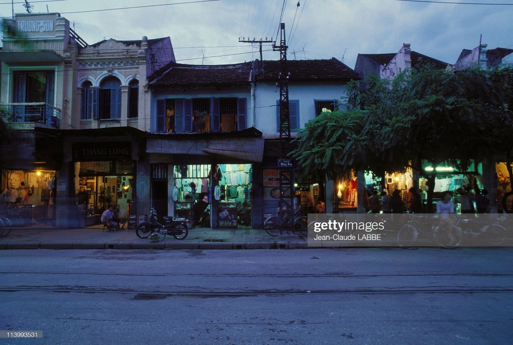 Chiều muộn trên phố Hàng Đào,  Hà Nội năm 1994. Ảnh: Jean-Claude Labbe/ Getty Images.