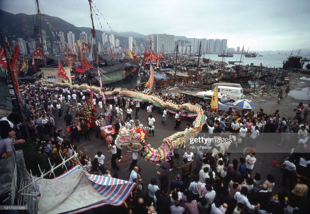 Múa rồng trong lễ hội Tam Công ở khu Sao Cơ Loan,  Hồng Kông đầu năm 1980. Ảnh: Nik Wheeler/ Getty Images.