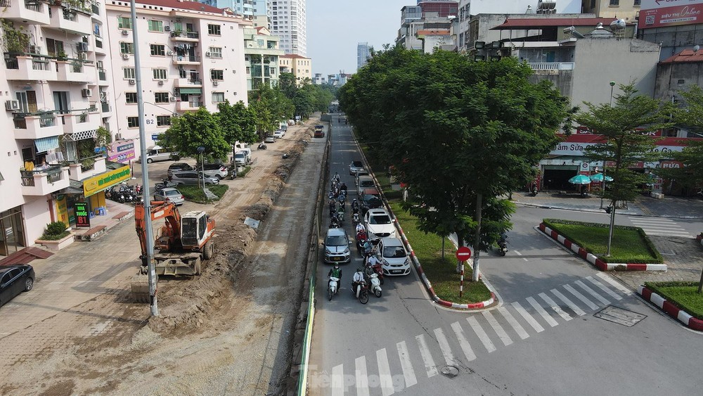 Từ ngày 20/9 tới nay, các đơn vị thi công đã dựng rào chắn và phân luồng giao thông để thi công dự án  xén vỉa hè, mở rộng mặt đường Trần Đăng Ninh (Cầu Giấy) góp phần giảm ùn tắc giao thông.