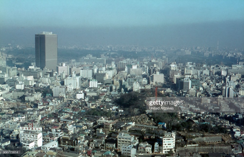 Quang cảnh thành phố Tokyo nhìn từ tháp truyền hình Tokyo,  Nhật Bản thập niên 1960. Ảnh: United Archives/ Getty Images.