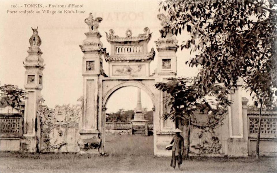 Cánh cổng của khu  lăng mộ Hoàng Cao Khải (1850–1933), quan Kinh lược sứ Bắc Kỳ thời thuộc địa.