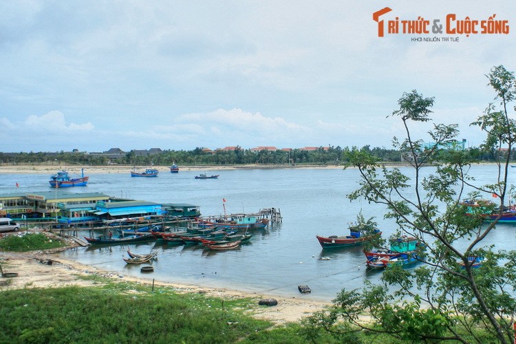 Bắt nguồn từ dãy Trường Sơn, chảy ra Biển Đông qua cửa Nhật Lệ ở TP Đồng Hới,  sông Nhật Lệ vừa là thắng cảnh nổi tiếng, vừa là nơi ghi dấu những trang sử hào hùng của tỉnh Quảng Bình. Dòng sông này gắn liền với tên tuổi Mẹ Suốt, người phụ nữ đã trở thành huyền thoại trong cuộc kháng chiến chống Mỹ.