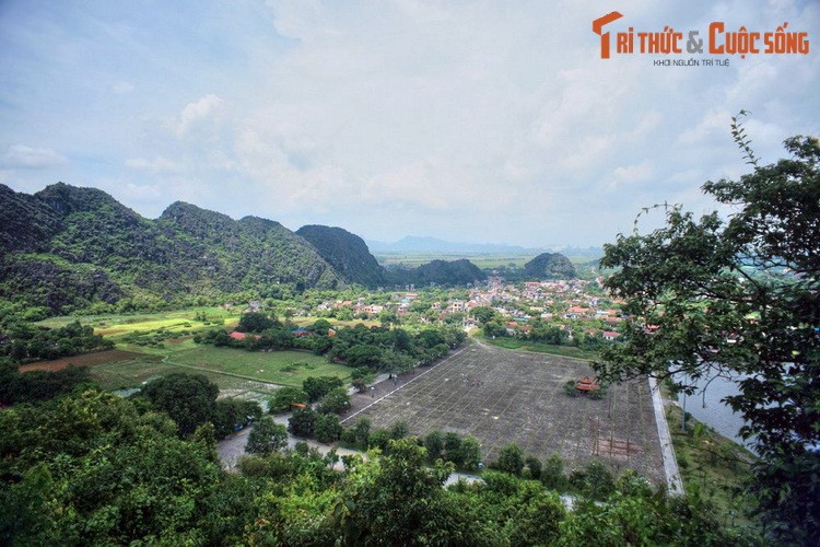 1. Nằm ở tỉnh Ninh Bình, Cố đô Hoa Lư là một trong 4 vùng lõi của quần thể Di sản thế giới Tràng An, được UNESCO công nhận năm 2014. Đây chính là  kinh đô đầu tiên của nhà nước phong kiến trung ương tập quyền Việt Nam. Ảnh: Cố đô Hoa Lư nhìn từ núi Mã Yên.