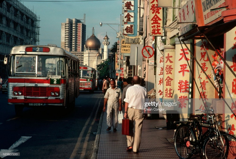 Trên một con phố ở  Singapore thập niên 1980. Ảnh: Dean Conger/ Getty Images.