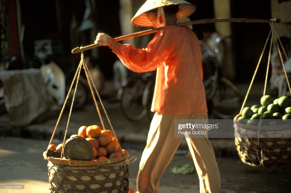 Gánh hàng cam ở phố cổ Hà Nội,  Việt Nam năm 1999. Ảnh: Patrick Guedj/ Getty Images.