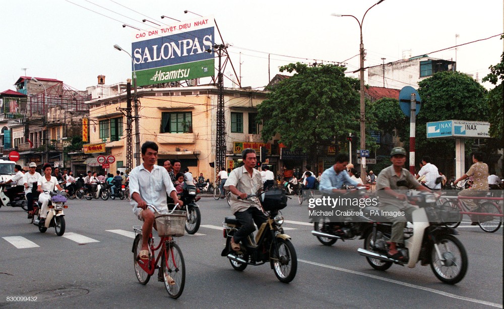 Ngã tư Cát Linh - Tôn Đức Thắng ở Hà Nội,  Việt Nam thập niên 1990. Ảnh: Michael Crabtree/ Getty Images.