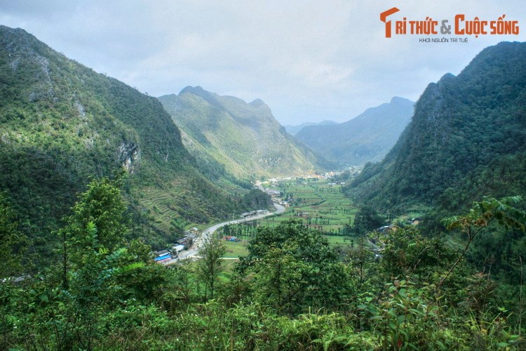 Nằm ở cao nguyên đá Đồng Văn, trên đường đến thị trấn Đồng Văn của Hà Giang,  thung lũng Sủng Là được cộng đồng du lịch biết đến như một trong những thung lũng đẹp nhất vùng Tây Bắc.