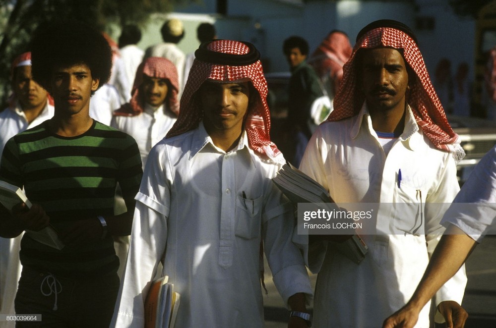 Các sinh viên bước đi trên phố,  Ả Rập Saudi năm 1980. Ảnh: Francois Lochon/ Getty Images.