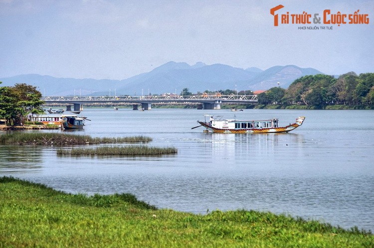 1. Sông Hương được coi là dòng sông biểu tượng của  xứ Huế từ xưa cho đến nay. Dài 33 km, dòng sông này bắt nguồn từ dãy Trường Sơn, chảy từ ngã ba Bằng Lăng về Biển Đông qua cửa Thuận An.