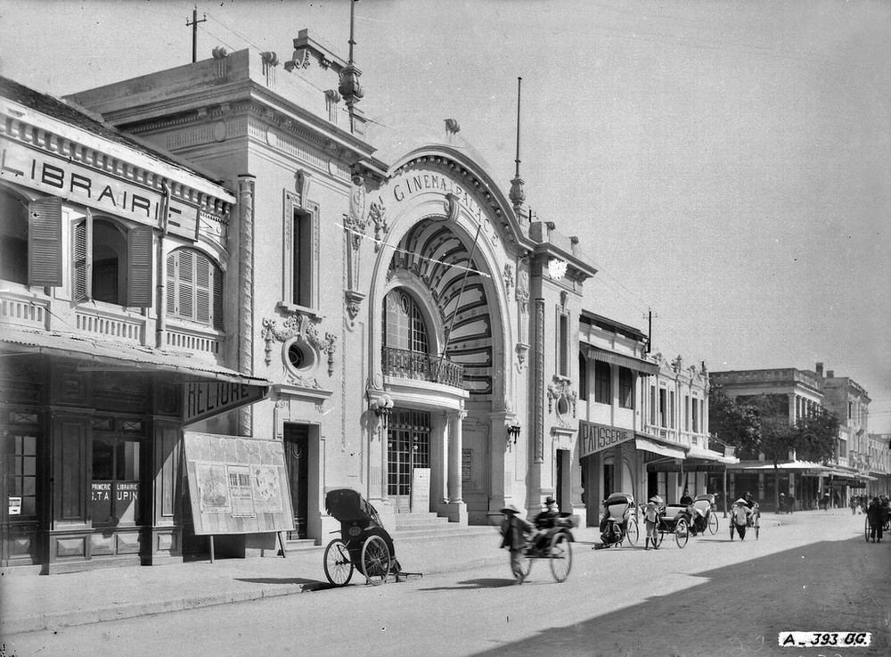  Rạp Cinéma Palace trên phố Paul Bert, Hà Nội thập niên 1920. Rạp khánh thành năm 1920, được thiết kế theo phong cách kiến trúc cổ điển của Pháp.