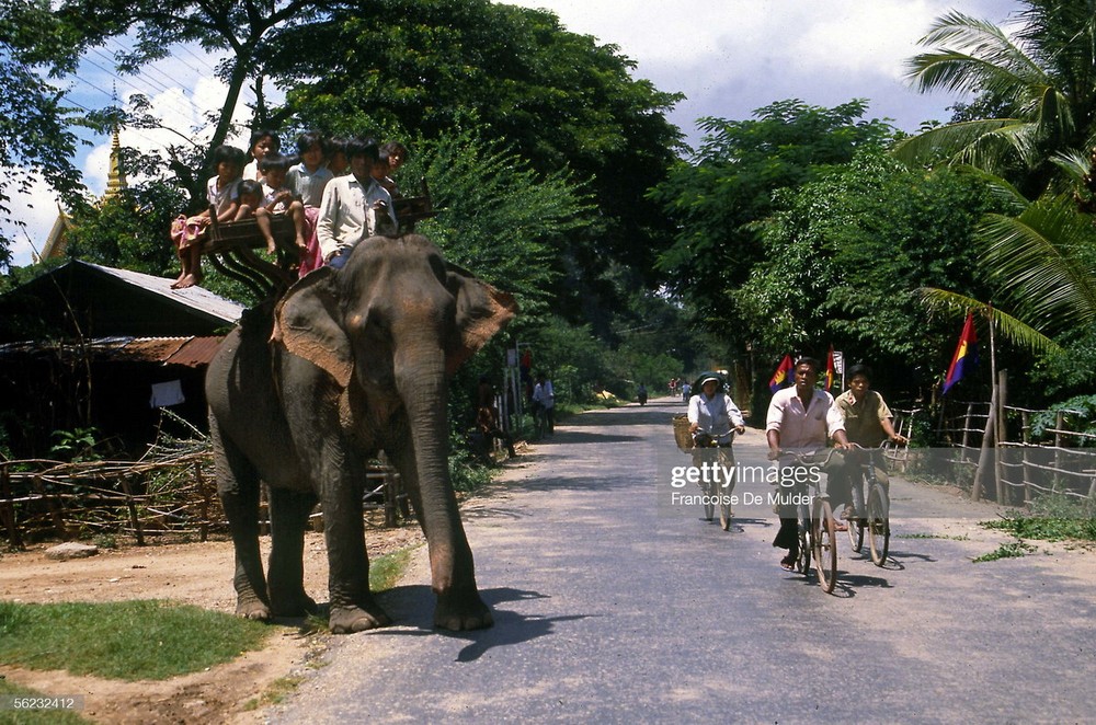 Con voi chở những đứa trẻ trên Quốc lộ 1, gần Phnom Penh,  Campuchia năm 1989. Ảnh: Francoise de Mulder/ Getty Images.