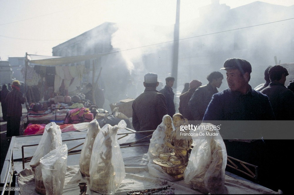 Tượng thờ được bày bán tại một khu chợ ở Lhasa,  Tây Tạng năm 1991. Ảnh: Francoise De Mulder/ Getty Images.