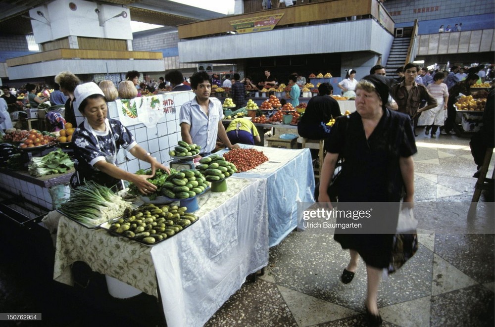 Trong một khu chợ ở Almaty, thủ đô  Kazakhstan năm 1993. Ảnh: Ulrich Baumgarten/ Getty Images.