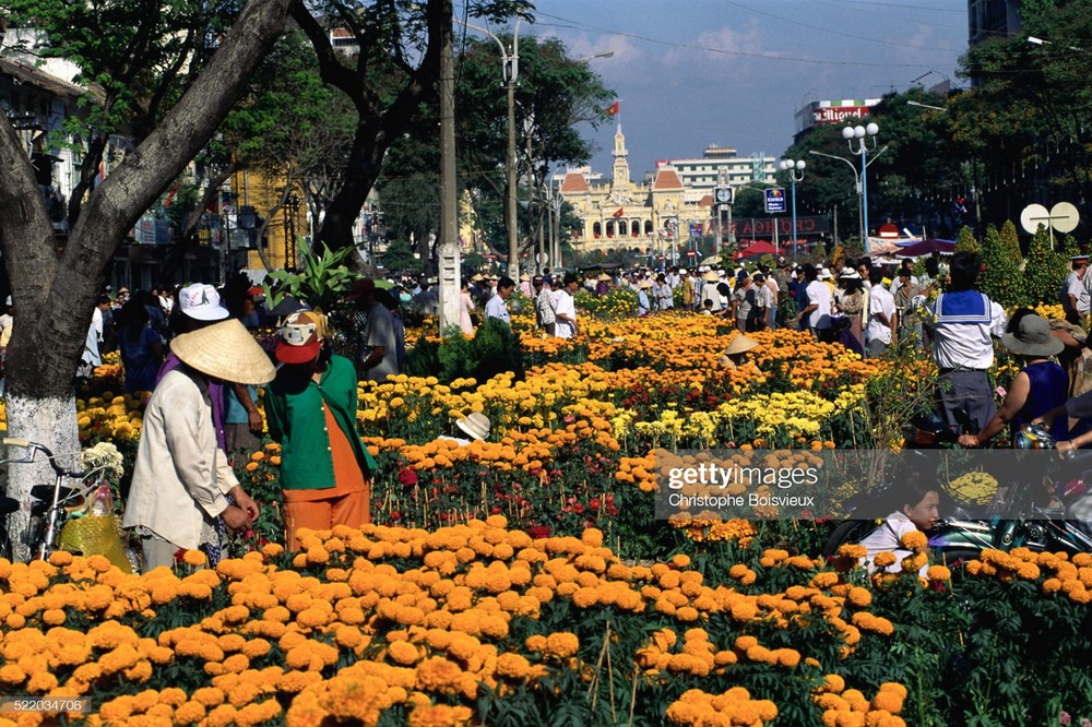 Sắc xuân rựng rỡ trên đường hoa Nguyễn Huệ,  TP HCM dịp giáp Tết Bính Tý 1996. Ảnh: Christophe Boisvieux/ Getty Images.