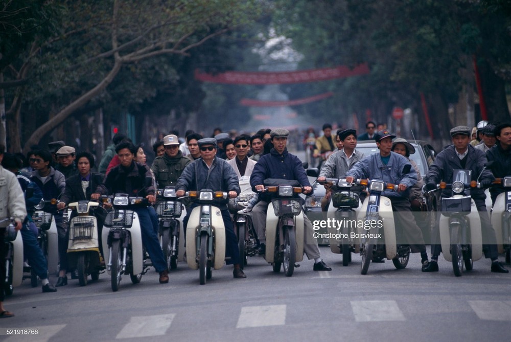 Những người đi xe máy dừng chờ đèn đỏ tại một ngã tư ở  Hà Nội năm 1996. Ảnh: Christophe Boisvieux/ Getty Image.