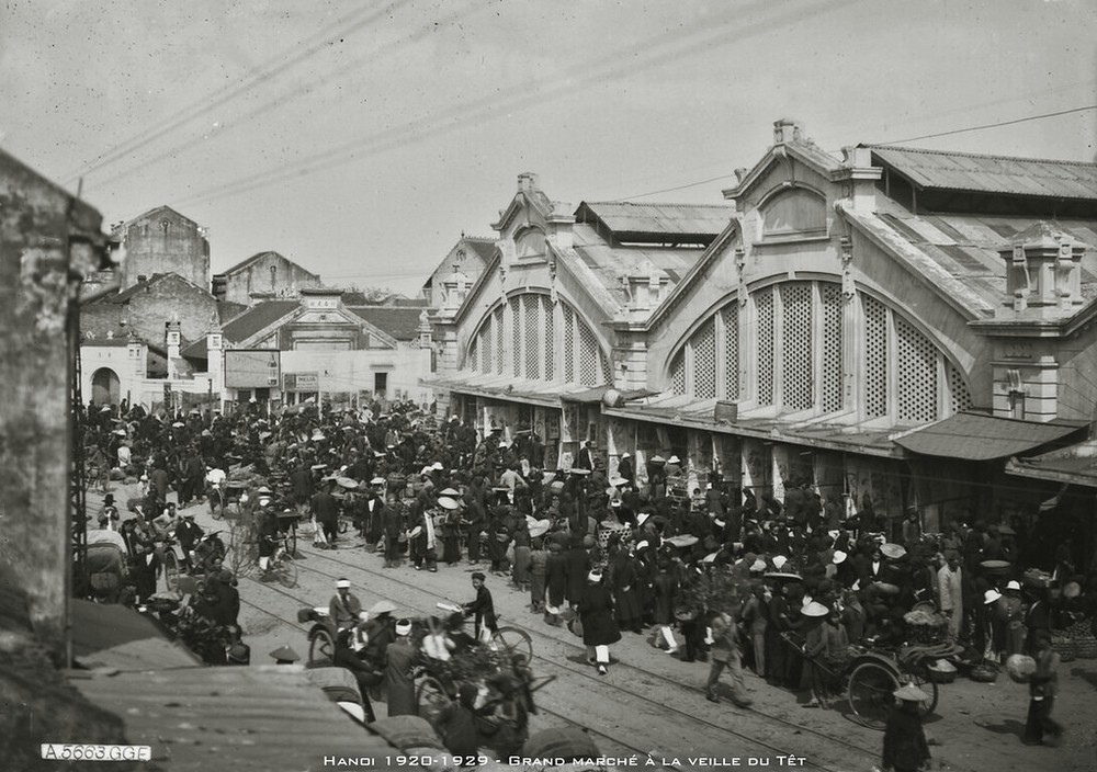 Khung cảnh "đông vui như Tết" ở  chợ Đồng Xuân ngày 30 Tết, thập niên 1920.