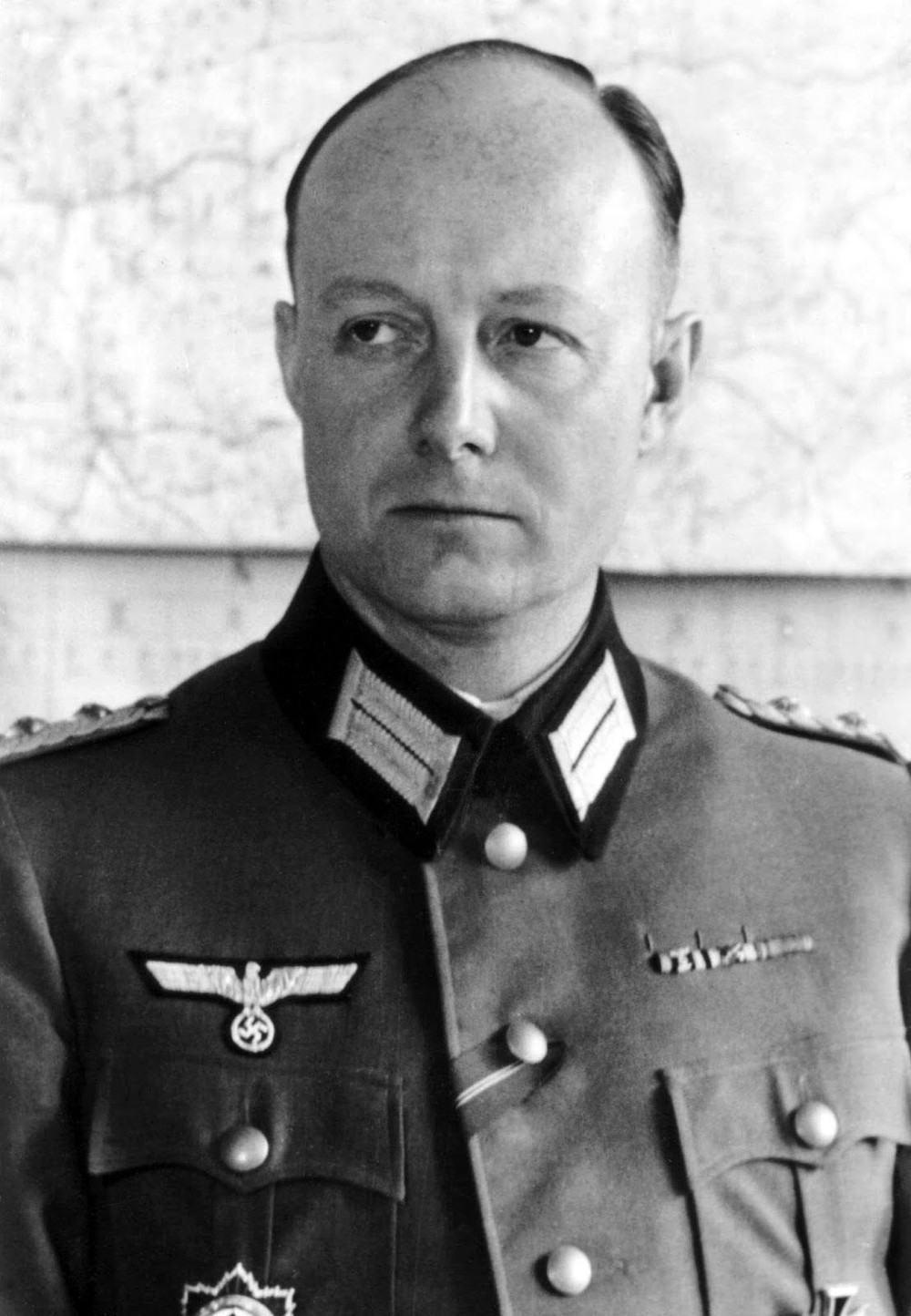 Trung tướng Henning von Tresckow (1901-1944) là một nhân vật đặc biệt trong hàng ngũ chỉ huy quân sự của Đức Quốc xã. Từ mùa hè năm 1941, ông đã lãnh đạo nhiều âm mưu  ám sát Hitler.