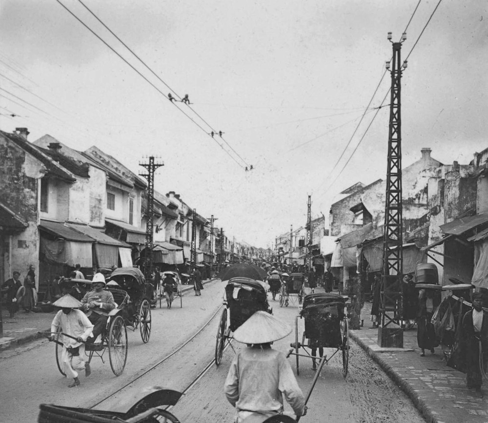 Phố Hàng Bông ở  Hà Nội năm 1906.