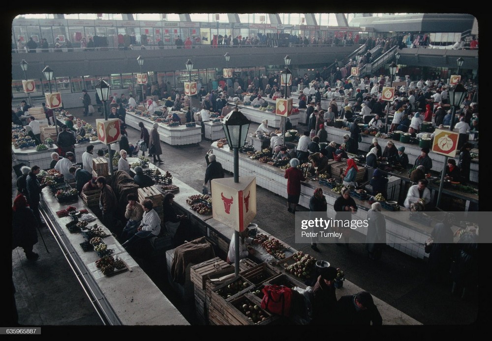 Khung cảnh trong khu chợ trung tâm thành phố Kiev, thủ đô  Ukraine năm 1991. Ảnh: Peter Turnley/ Corbis/ VCG via Getty Images.