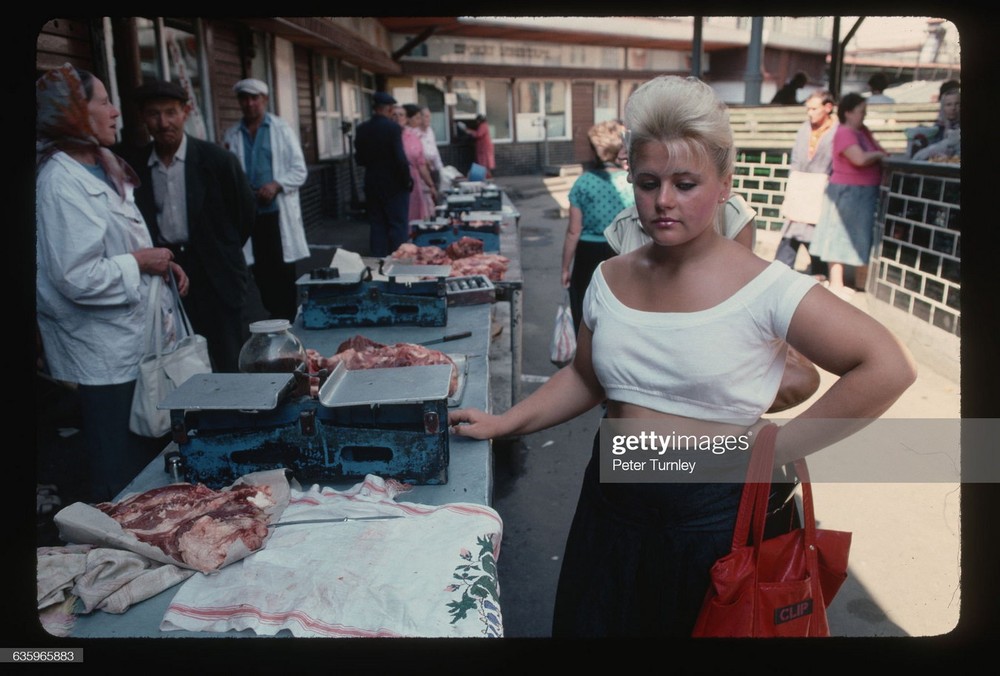 Cô gái tại cửa hàng bán thịt trên đường phố Lvov,  Ukraine năm 1991. Ảnh: Peter Turnley/ Corbis/ VCG via Getty Images.