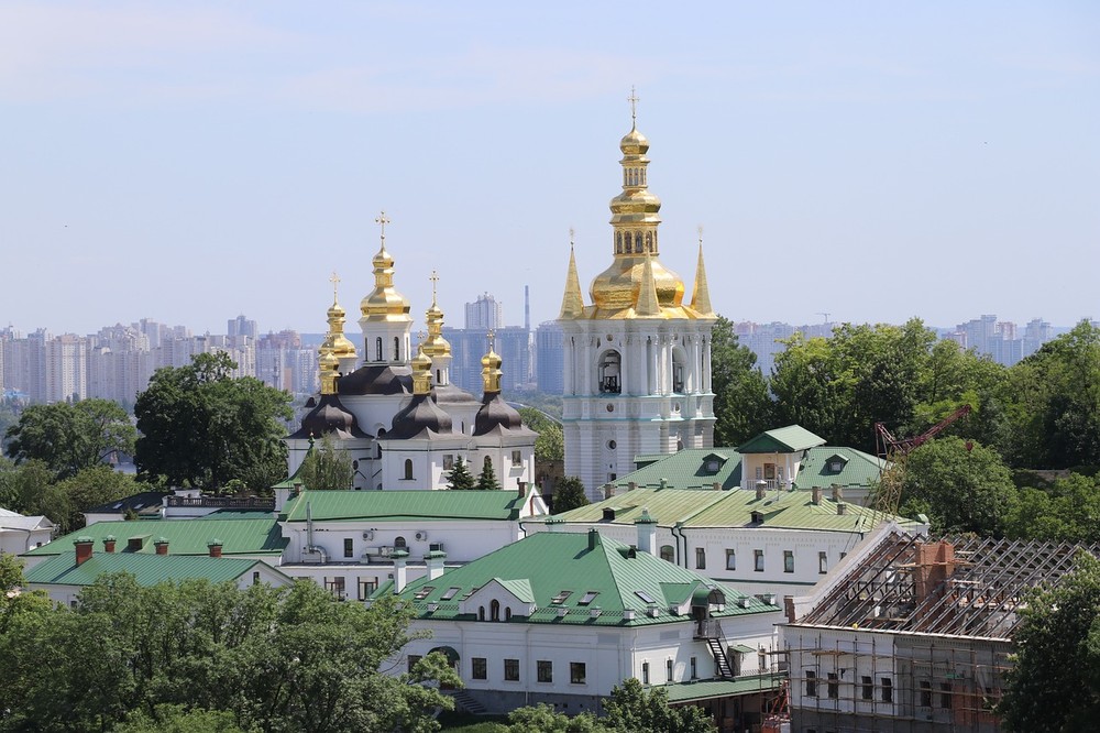 Nằm tại huyện Pechersk, thuộc thành phố Kiev, Kiev Pechersk Lavra hay Tu viện các hang động Kiev là một trung tâm Chính thống giáo có tầm quan trọng đặc biệt ở Đông Âu. Là  Di sản thế giới đầu tiên của Ukraine, đây là một tổ hợp gồm công trình tôn giáo cổ, gồm các hang động, nhà thờ, tháp chuông... tuổi đời nhiều thế kỷ. Ảnh: Pixabay.