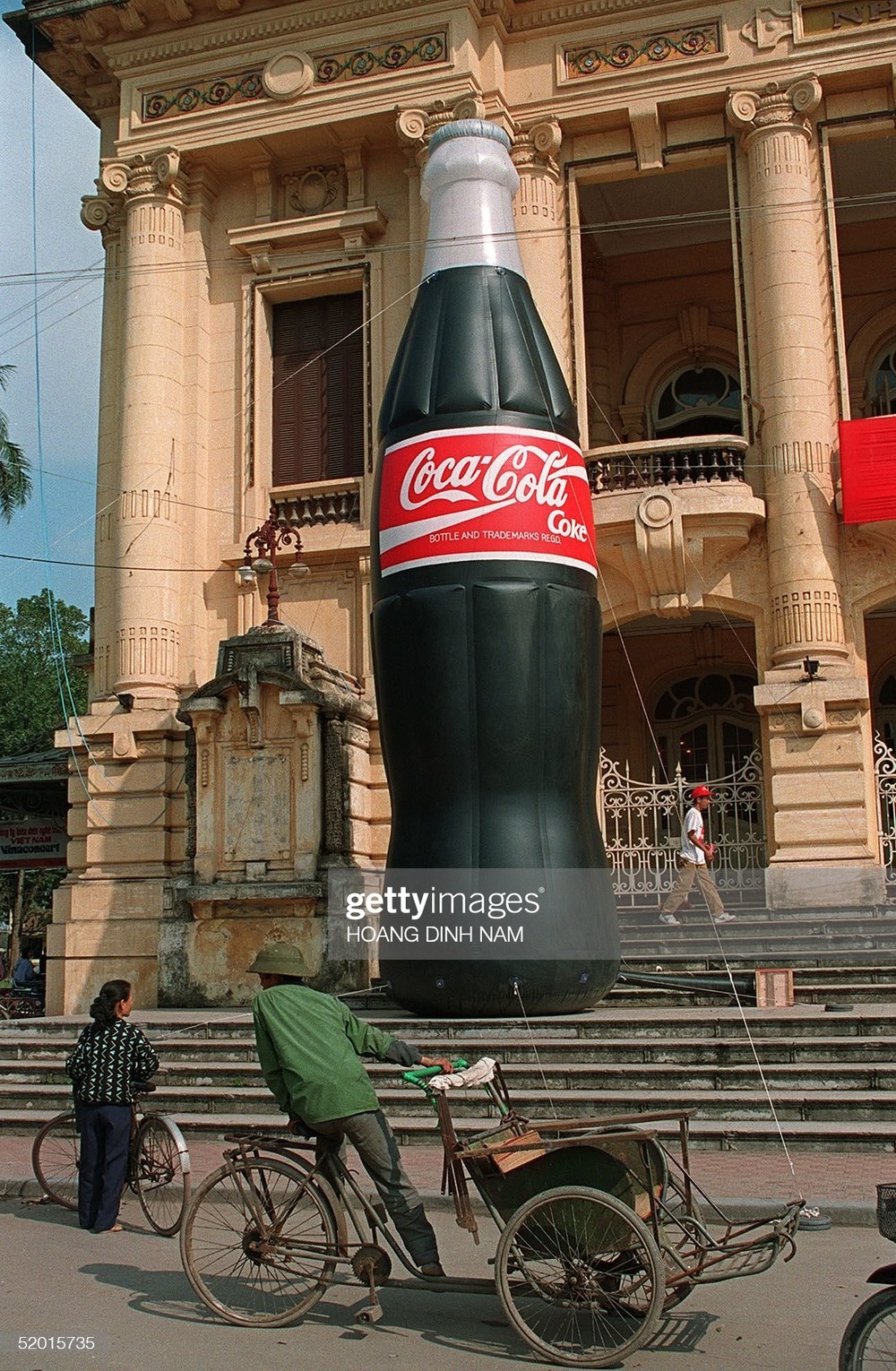 Mô hình chai Coca-Cola khổng lồ được đặt trước Nhà hát Lớn Hà Nội trong chiến dịch quảng cáo của hãng nước ngọt Mỹ ở  Việt Nam năm 1994. Bức ảnh chụp ngày 19/2. Ảnh: Hoang Dinh Nam/ Getty Images.