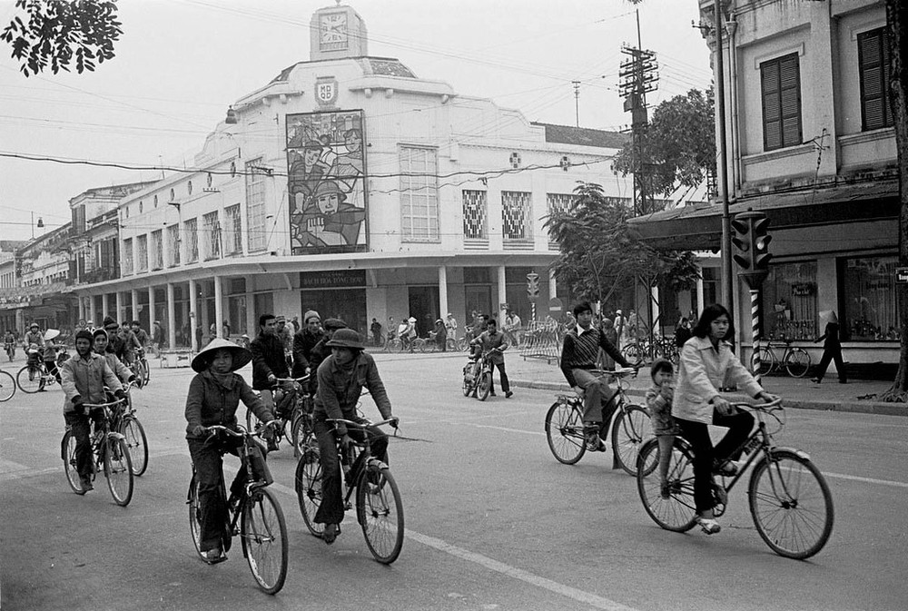 Từ đầu phố Hàng Khay nhìn về  Bách hóa tổng hợp Tràng Tiền, Hà Nội năm 1979. Ảnh: Ab Stokvis.