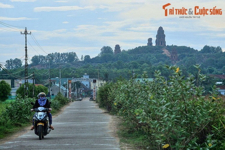 Nằm trên một ngọn đồi tại thôn Đại Lộc, xã Phước Hiệp, huyện Tuy Phước, tỉnh Bình Định,  tháp Bánh Ít là một trong những quần thể tháp Chăm cổ có số lượng nhiều công trình nhiều nhất còn tồn tại ở Việt Nam.