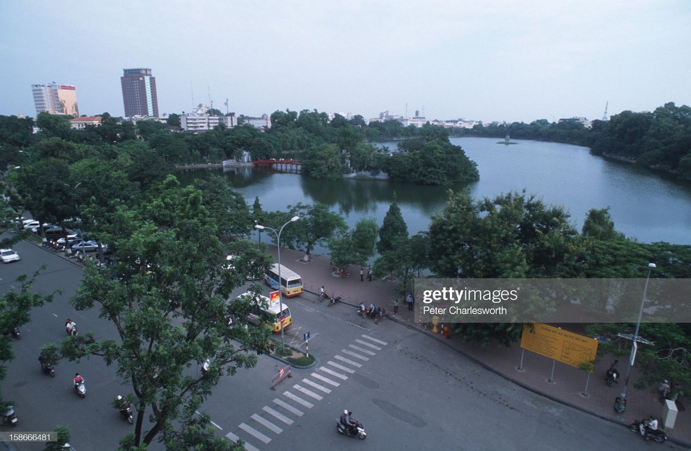 Toàn cảnh hồ Hoàn Kiếm nhìn từ tầng cao của tòa nhà "Hàm Cá Mập",  Hà Nội năm 2022. Ảnh: Peter Charlesworth/ LightRocket via Getty Images.