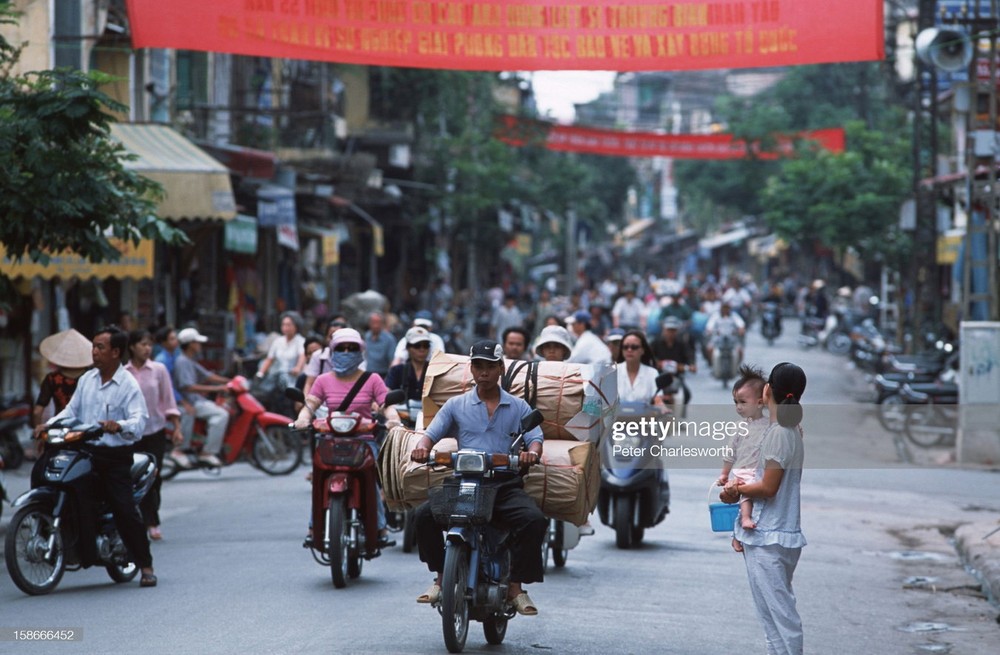 Giao thông giờ cao điểm ở phố cổ  Hà Nội năm 2002. Ảnh: Peter Charlesworth/ LightRocket via Getty Images.