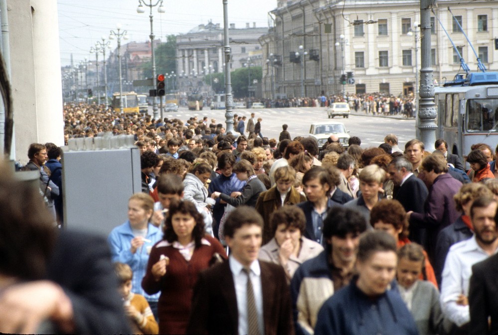 Đám đông trên đại lộ Nevsky, thành phố Leningrad năm 1985. Ảnh: Gerald Leonard Flickr.